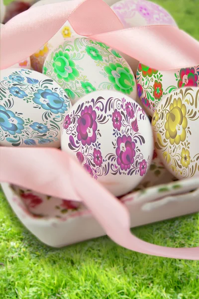 Zdobené velikonoční vajíčka v trávě — Stock fotografie