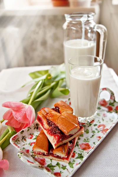 Koláče s marmeládou a mléko — Stock fotografie