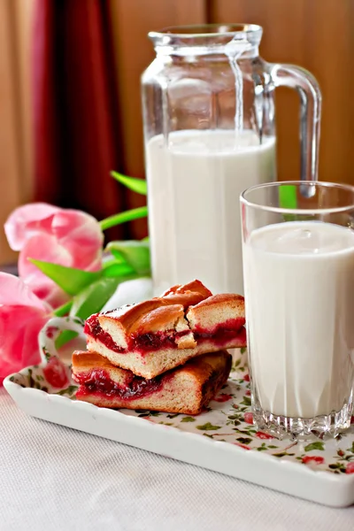 Kuchen mit Marmelade und Milch — Stockfoto