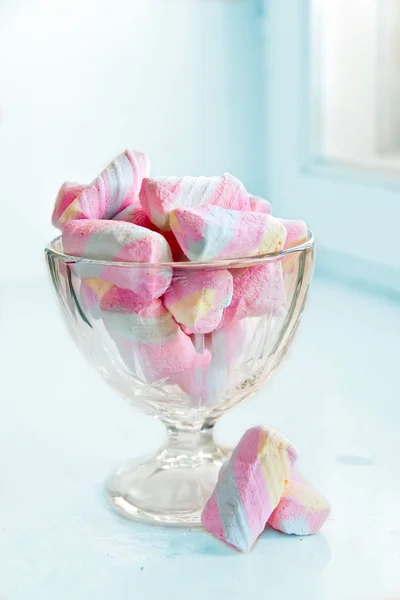 Süßigkeiten auf der Fensterbank — Stockfoto