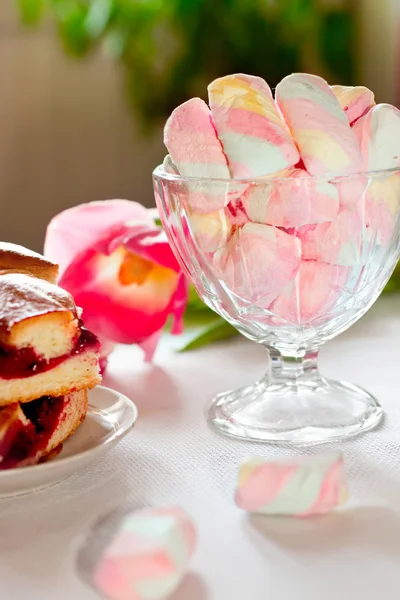Κέικ με μαρμελάδα και γλυκά — Φωτογραφία Αρχείου