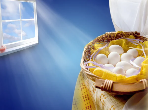 Πασχαλινά αυγά στο καλάθι — Φωτογραφία Αρχείου