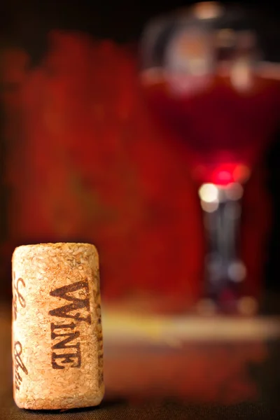 Красное вино в стакане с пробкой — стоковое фото