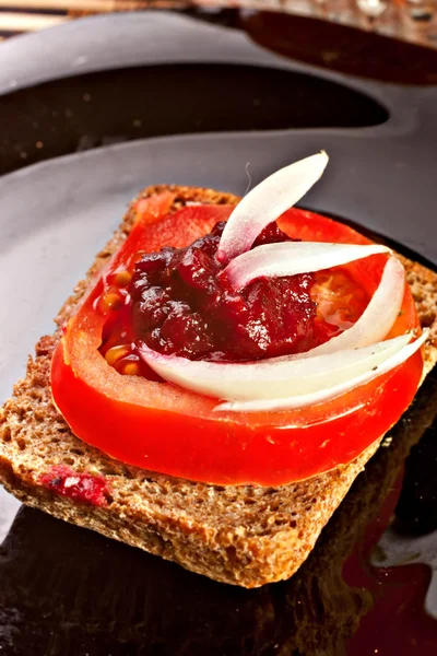 Šťavnatá rajčata na čerstvý chléb, — Stock fotografie
