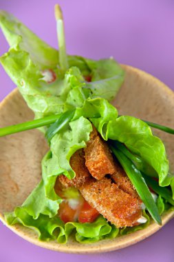 meze salata ve kuru ekmek