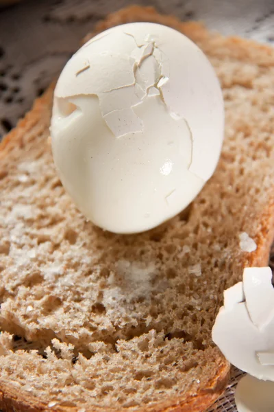 Яйця з хлібом — стокове фото
