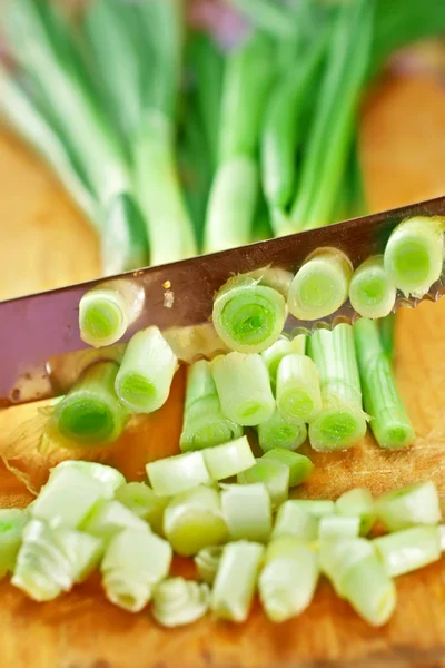 Oignon vert catté avec couteau — Photo