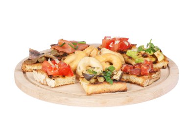 İtalyan bruschetta ve ahşap kesme tahtası üzerinde taralli