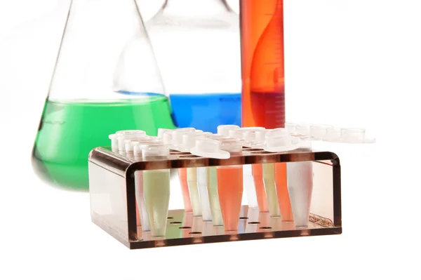 Laborgeräte mit mehrfarbiger Flüssigkeit isoliert auf weiß — Stockfoto