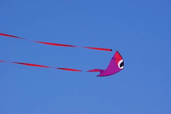 Vis-vormige kite tegen blauwe hemel — Stockfoto