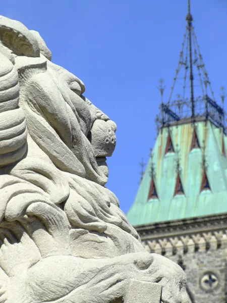 รูปปั้นสิงโตหิน — ภาพถ่ายสต็อก