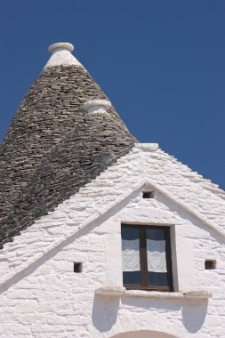 Trulli çatı canlı mavi gökyüzü