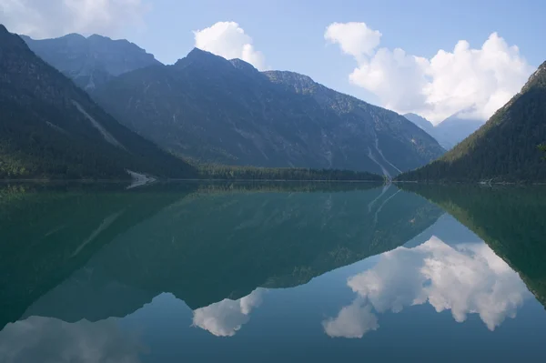 Jezero plansees v tyrolských Alpách — Stock fotografie