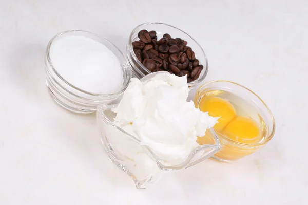 Tiramisù ingrediënten: mascarpone, suiker, eieren en koffie — Stockfoto