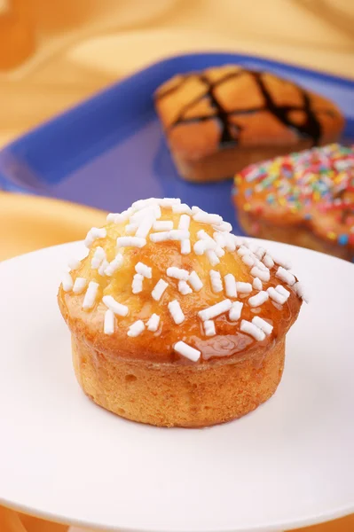 Hausgemachter Muffin mit Zuckerkörnern dekoriert — Stockfoto