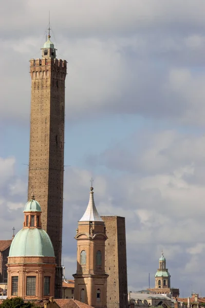 볼로냐에서 asinelli 및 garisenda 타워 — 스톡 사진