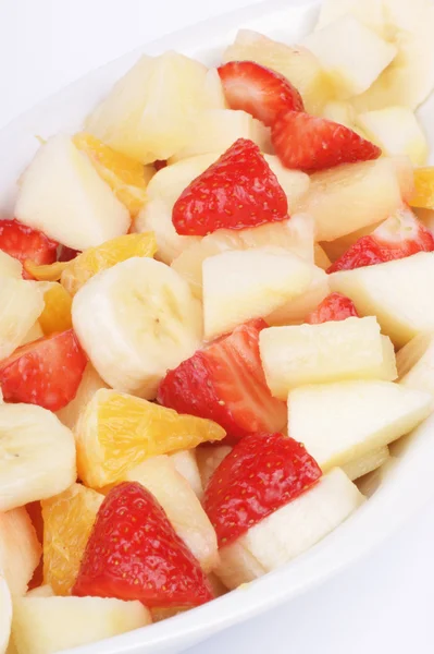 Ensalada de frutas frescas en un plato blanco —  Fotos de Stock