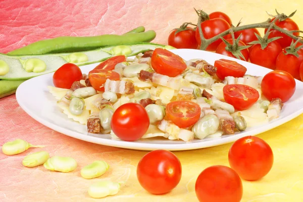 넓은 콩, 베이컨, 신선한 체리 토마토와 farfalle — 스톡 사진