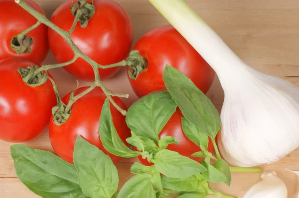 Fesleğen, sarımsak ve domates — Stok fotoğraf
