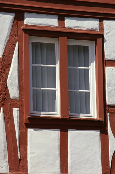 Fenêtre sur une maison à colombages — Photo