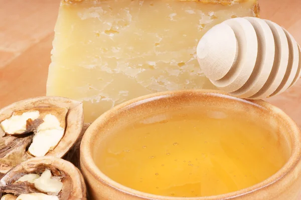 Honey, cheese and walnuts — Stock Photo, Image