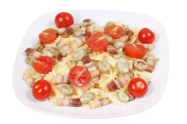 Italské těstoviny: farfalle s fazole, uzené slaniny a třešňov — Stock fotografie