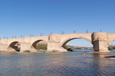 Puente de piedra: Zaragoza
