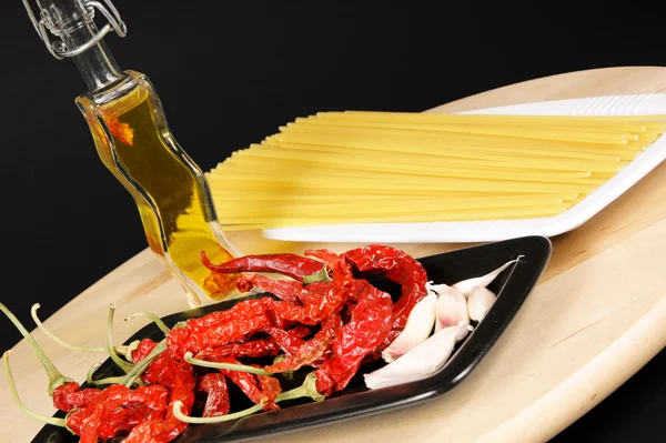 Ingrediënten voor spaghetti met olie, knoflook en chilipeper — Stockfoto