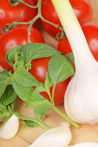 Albahaca, ajo y tomates —  Fotos de Stock