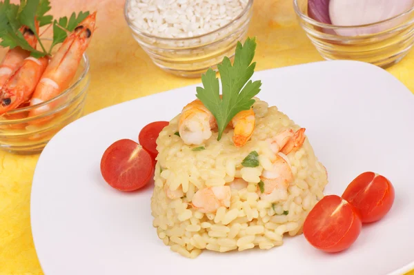 Risotto with shrimps and its ingredients — Stock Photo, Image