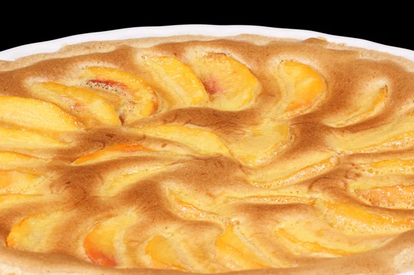 Peach tart in a white pottery cake tin — Zdjęcie stockowe