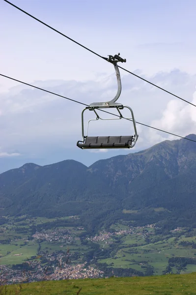 Silla elevadora en los Alpes italianos en un día nublado de verano — Foto de Stock