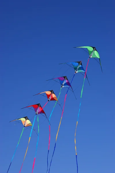 生动的蓝色天空的风筝 — 图库照片