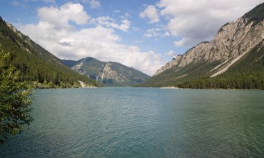 Tirol Alpleri'nin gölde plansees