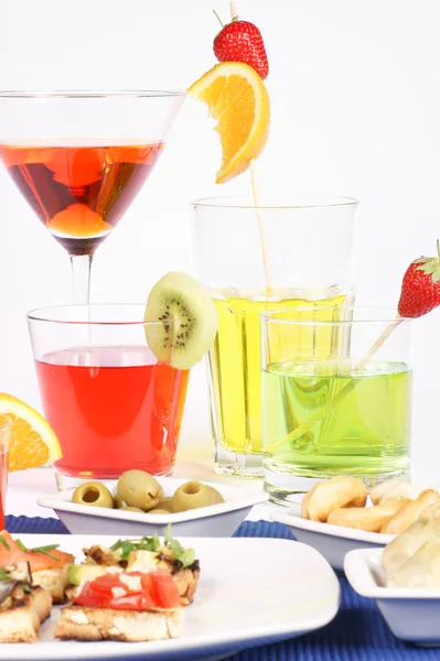 Voorgerecht en gekleurde aperitief drinken — Stockfoto