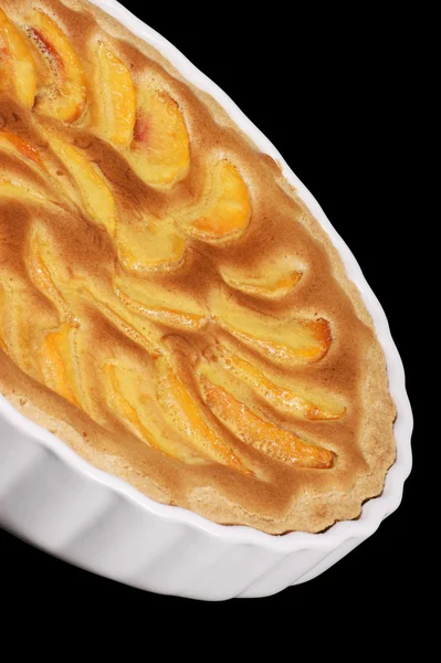 Peach tart in a white pottery cake tin — Stock Photo, Image