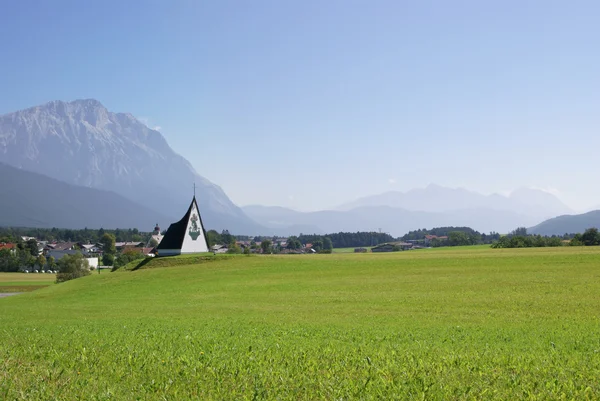 Letní alpskou krajinu v mlhavé ráno — Stock fotografie