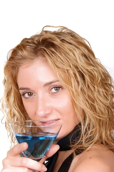 Σαγηνευτική, νεαρός ξανθιά γυναίκα που κρατά ένα ποτήρι μαρτίνι — Φωτογραφία Αρχείου