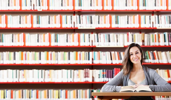 Student in der Bibliothek — Stockfoto