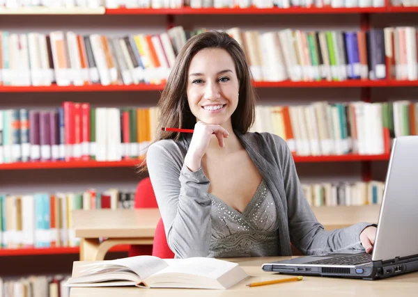 Young woman with his laptop computer at the library. — Stock Photo, Image
