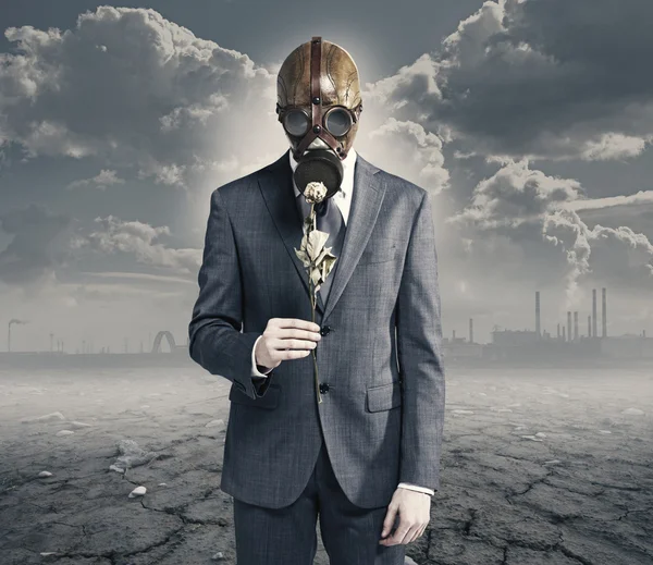 Homme d'affaires avec rose séchée : concept environnement pollué — Photo