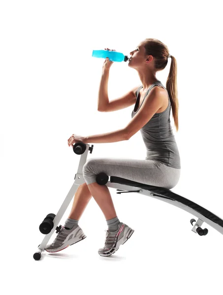 Žízeň mladá žena pije po fitness cvičení. — Stock fotografie