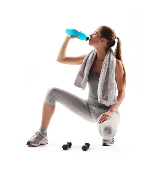 Törstig ung kvinna dricka efter fitnessutövaren — Stockfoto