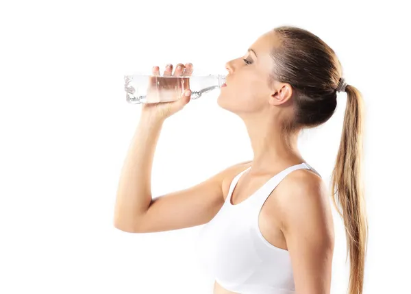 Ung kvinna dricksvatten — Stockfoto