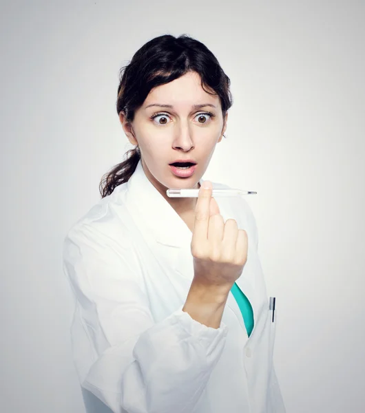 高熱: 女性医師、おびえています。 — ストック写真