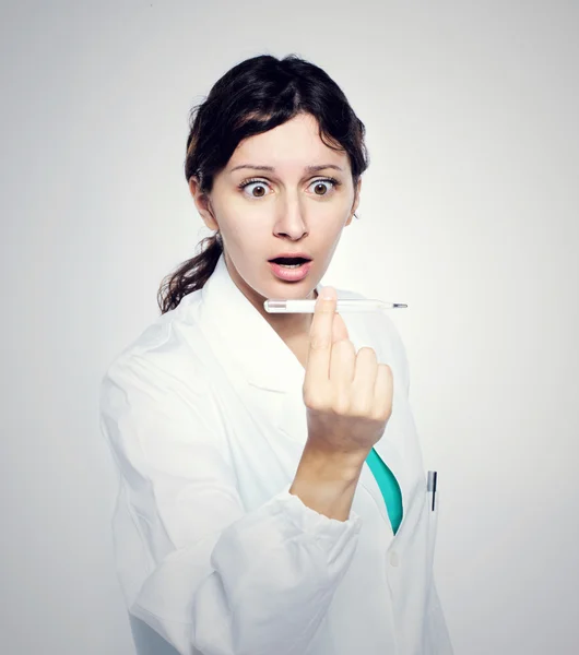 Febbre alta: donne medico, avendo paura — Foto Stock