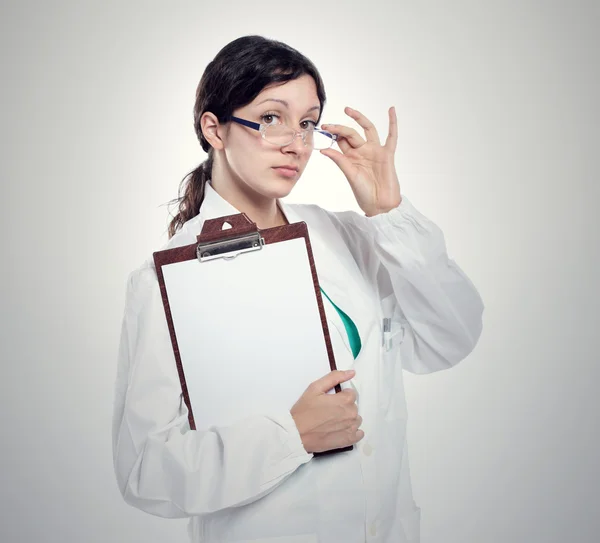 Doctora sosteniendo portapapeles en blanco — Foto de Stock