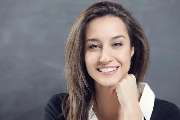 Close-up of mladá žena s úsměvem — Stock fotografie