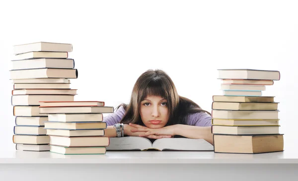 研究、疲れている若い女性は書籍で自分の机に座っています。 — ストック写真
