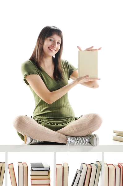 Jovem Mulher segurando um livro .cover está em branco, espaço de cópia — Fotografia de Stock